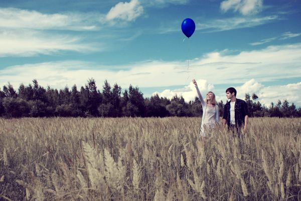 couple,rendez-vous amoureux,champ,herbe,air,Balloon ride