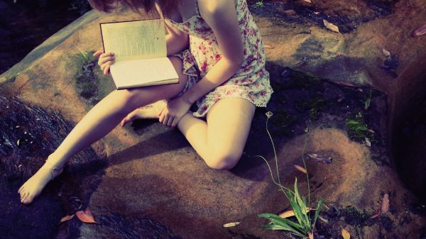 femmes,maquette,la photographie,robe,pieds nus,livres