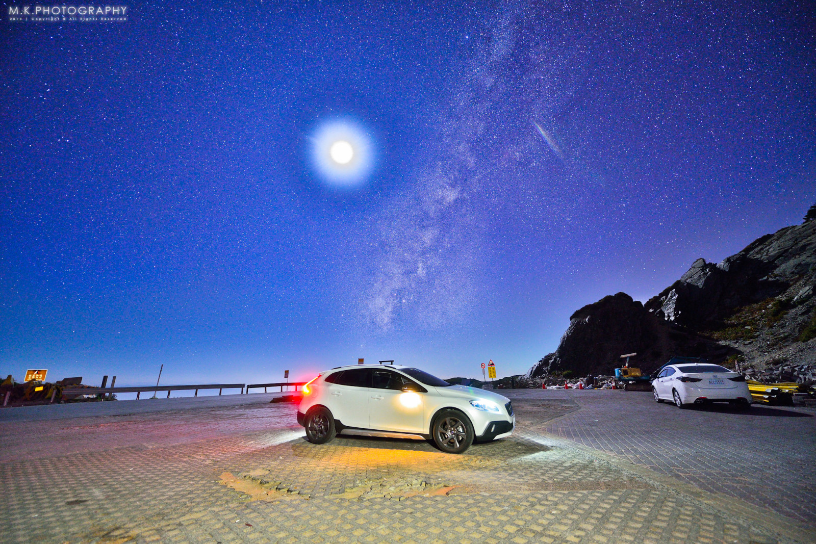 panorama, noite, galáxia, natureza, carro, reflexão, céu, neve, estrada, fotografia, Lua, tarde, horizonte, Ultra-amplo, atmosfera, Nikon, Volvo, Taiwan, Carro desempenho, 2014, luz, Exposição longa, bonita, árvore, montanha, plantar, Skyscape, Carros, via Láctea, 14, D800e, Papel de parede do computador, Design automotivo, Exterior automotivo, modo de transporte, Carro da cidade, viagem, noite estrelada, Nantou, Mthehuan, V40crosscountry, Tarokogorgenationalpark, 3275, Afs1424mm28g