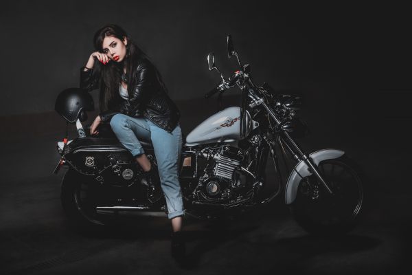 ženy,bruneta,model,black jackets,motocykl,Ali Marel