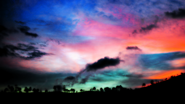 zonsondergang,heuvels,bomen,sunset glow,horizon,wolken