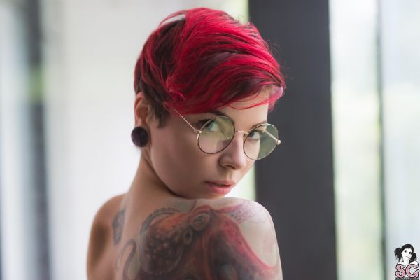 Gesicht, Tätowierung, nackten Schultern, Arriane Suicide, kurzes Haar, Frauen mit Brille