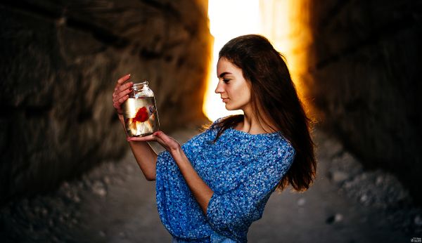 women,model,women outdoors,depth of field,auburn hair,fish