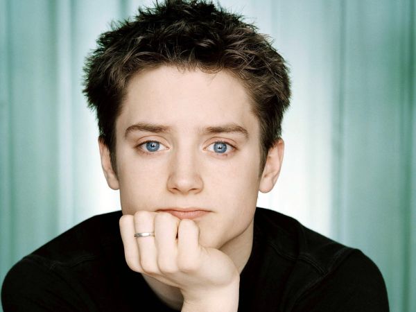 Elijah Wood,actor,blue eyes,ring,hand