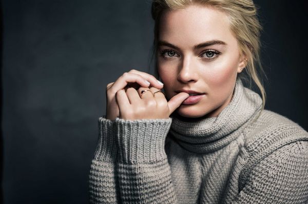 Margot Robbie,näyttelijä,julkkis,villapaita