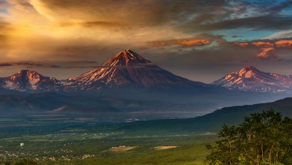 Dağlar,Karlı tepe,kar,gün batımı,Bulutlar,Ağaçlar