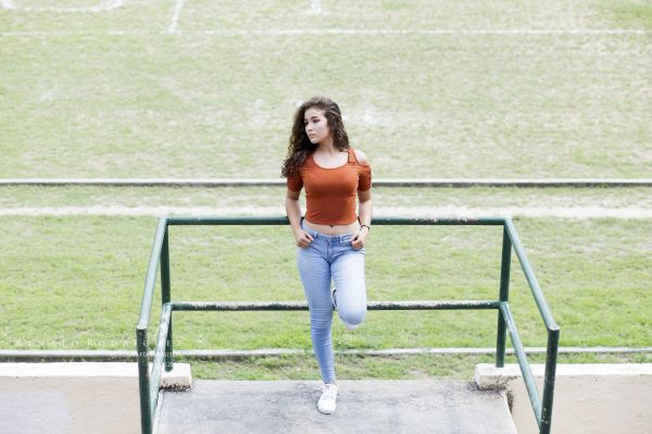 kobiety, Model, brunetka, Crop Top, dżinsy, Patrząc w oddali