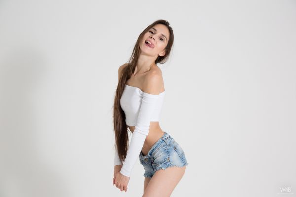 mulheres,morena,fino,cabelo longo,fundo branco,blusa