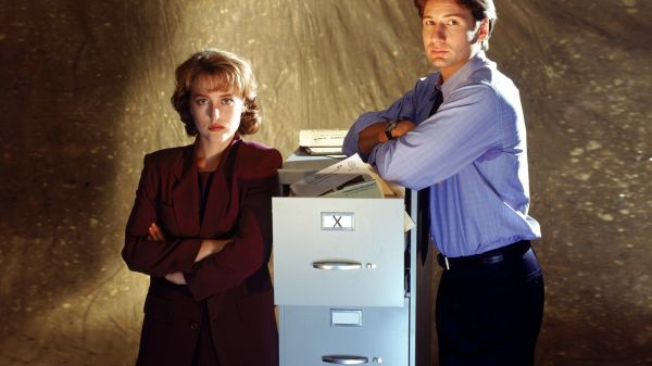 Gillian Anderson, The X Files, arms crossed, Dana Scully, Fox Mulder, David Duchovny