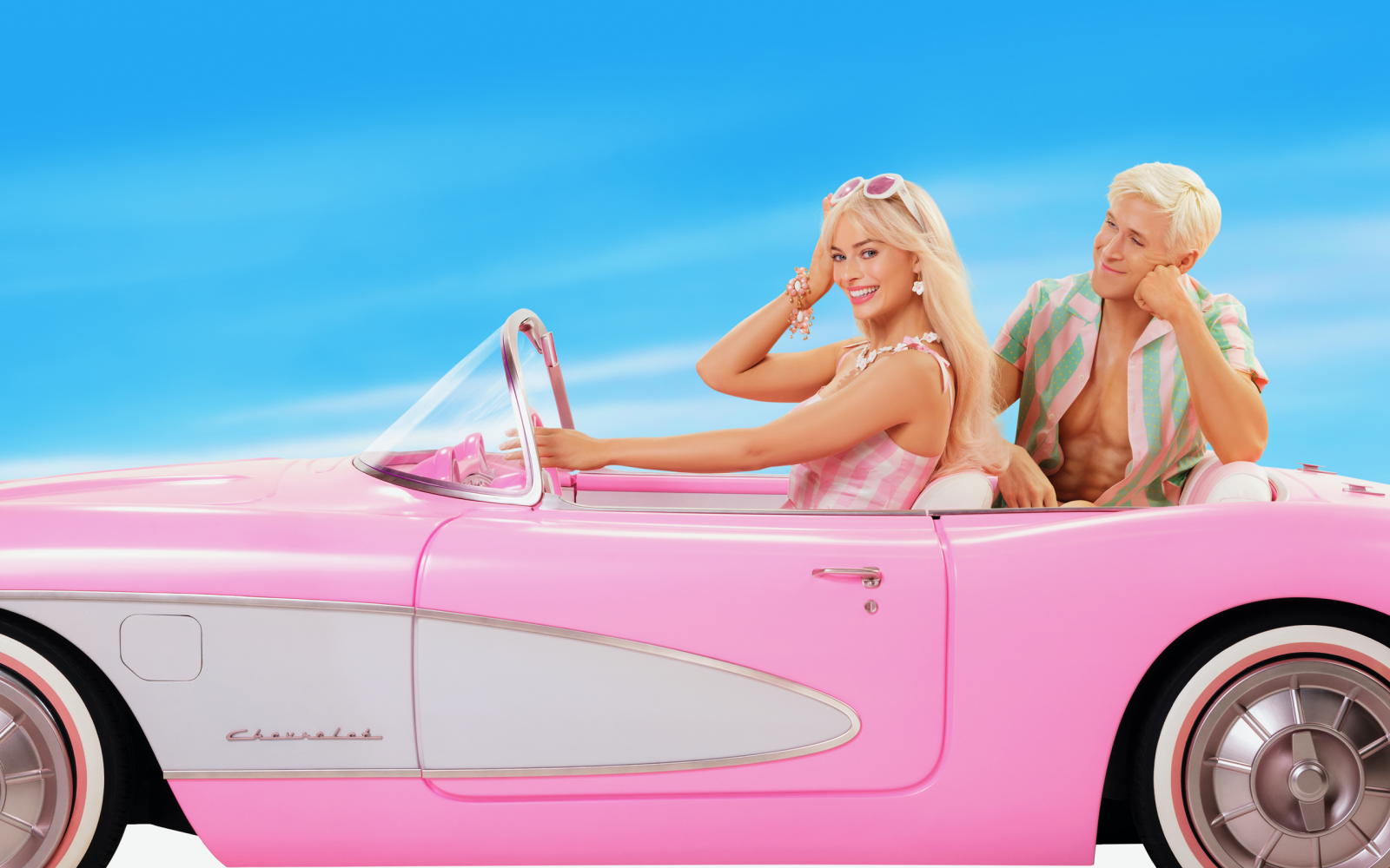 Barbie, Barbie 2023, Margot Robbie, Ryan Gosling, Filme, Ken, Rosa Autos, blond, Chevrolet, Himmel, lächelnd, Auto, Fahrzeug, Blick auf Betrachter, lange Haare, Sonnenbrille, Ohrring, Rosa