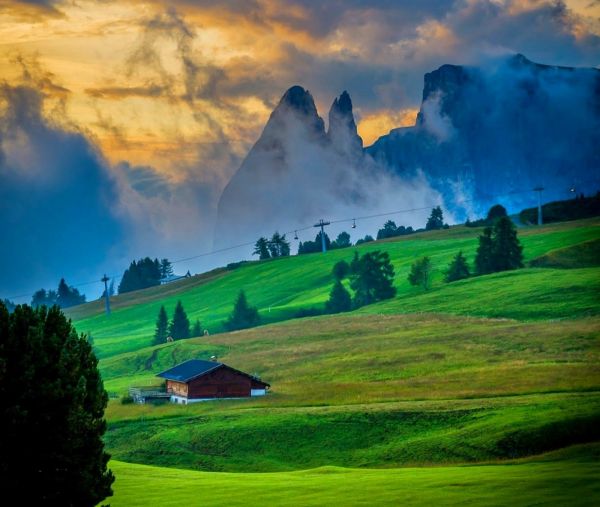 cabine,des nuages,Montagnes Dolomites,Italie,1400x1185 px,herbe