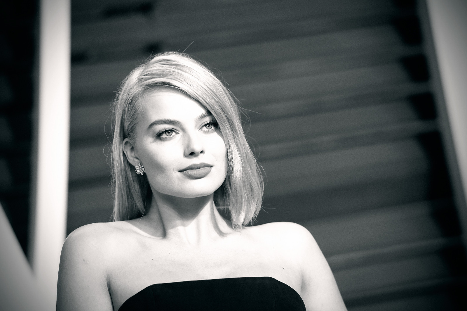 tvár, biely, čierna, Monochrome, Model, portrét, dlhé vlasy, fotografovanie, osobnosť, šaty, Margot Robbie, móda, vlasy, človek, koža, dievča, krása, telesné, úsmev, očné, žena, slecna, fotografie, blond, čierna a biela, monochromatické fotografovanie, portrétne fotografie, fotenie, hnedé vlasy, umenie model