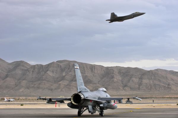 repülőgép,katonai,légierő,repülőgép,General Dynamics F 16 Fighting Falcon,Lockheed Martin F 22 Raptor