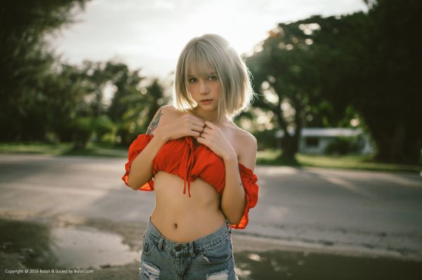 jean shorts,Xi M i Ji ng,kvinner utendørs,stroppeløs kjole,asian cosplayer,kort hår