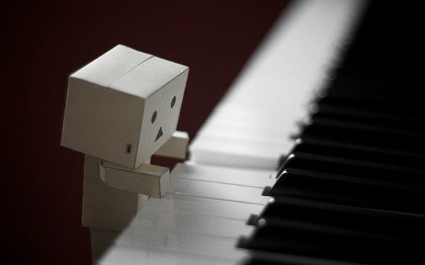 piano,nøkler,danboard,papp robot,spille,humør