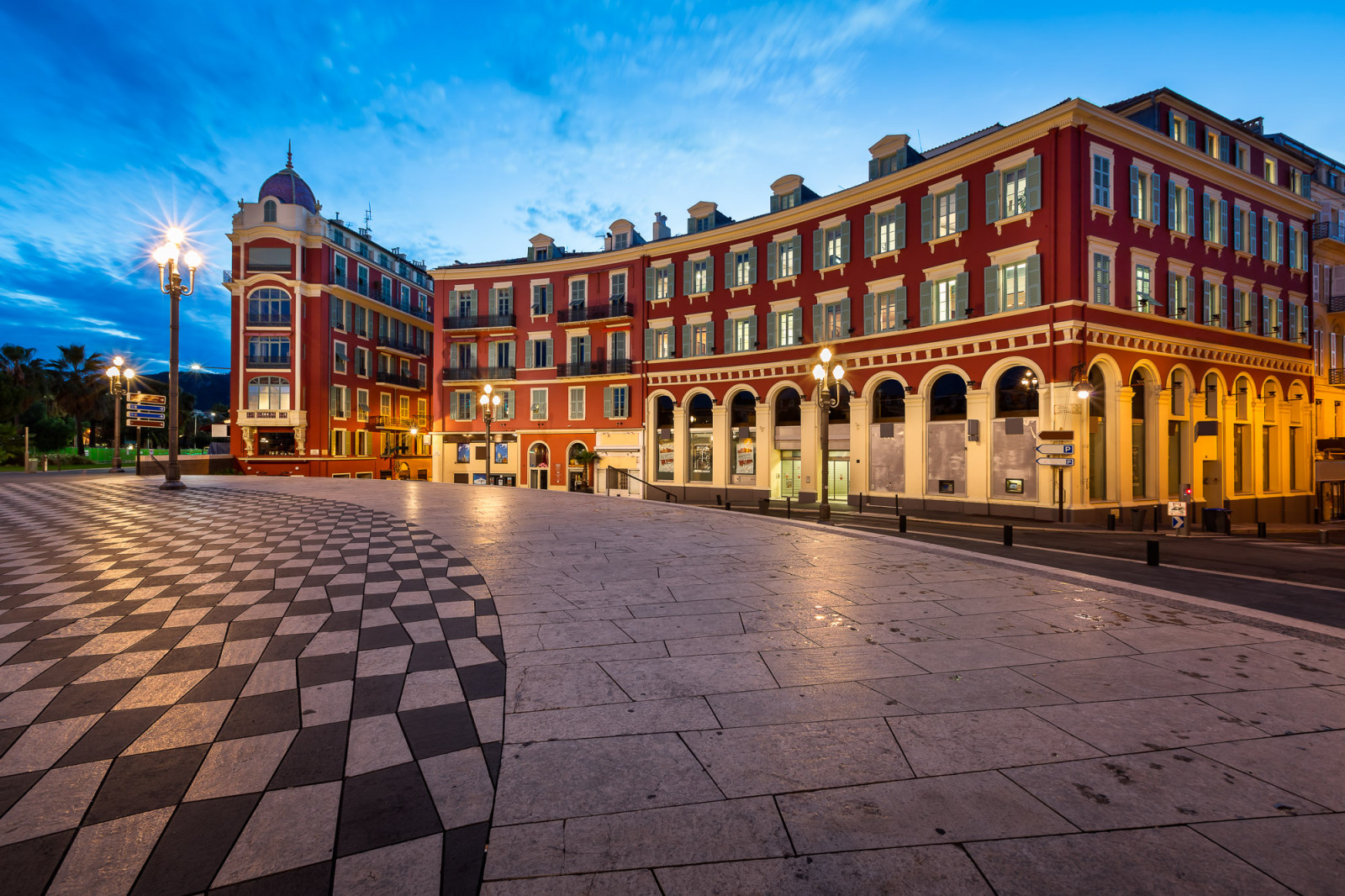 Straße, Plaza, alt, Stadt, Morgen, Reise, blau, rot, Ferien, Himmel, städtisch, Haus, Frankreich, Gebäude, Geschichte, Tourismus, Zuhause, Lampe, Statue, Elektrisch, Skyline, die Architektur, Nacht-, Platz, Französisch, Dämmerung, Beleuchtung, Stadt, nett, Dämmerung, Europa, Mittelmeer-, Riviera, europäisch, Stadtbild, Bogen, Ort, Stock, azurblau, Wahrzeichen, Beleuchtet, Lampost, Historisch, Säule, Cote, Provence, Ikonisch, Azur, Schachbrett, Massena