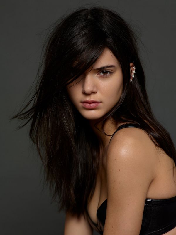 Kendall Jenner,women,model,brunette,looking at viewer,simple background