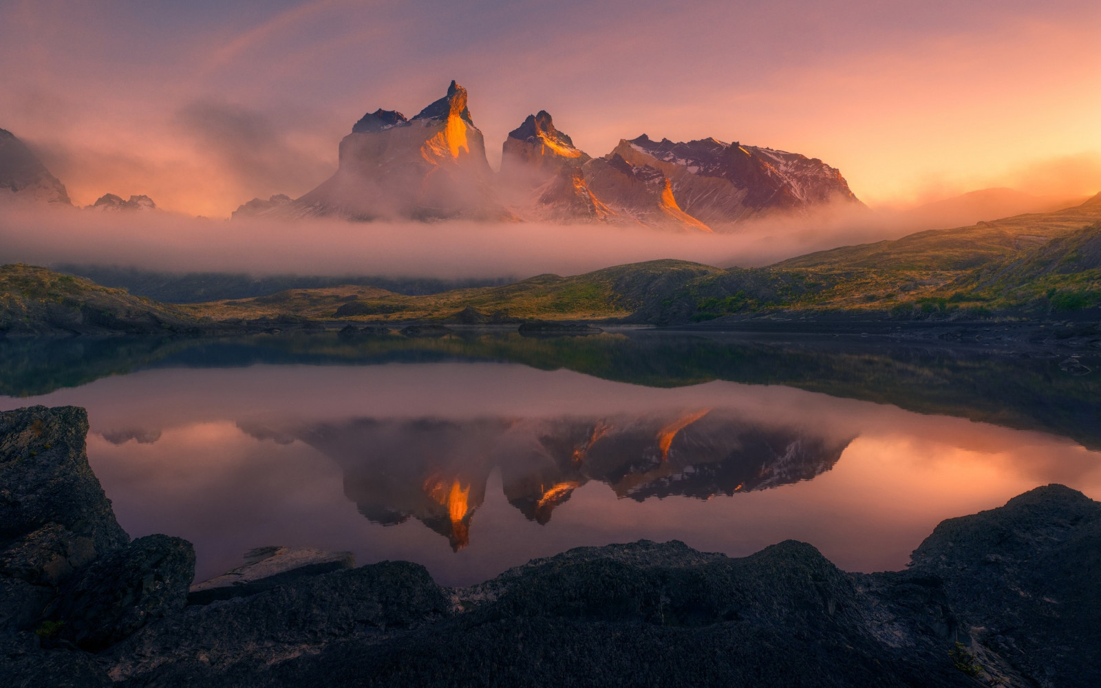 maisema, vuoret, auringonlasku, järvi, vesi, luonto, heijastus, auringonnousu, ilta, aamu, sumu, kesä, Chile, hämärä, Torres del Paine, pilvi, sumu, vuori, valjeta, järvi, ilmakehän ilmiö, geologinen ilmiö