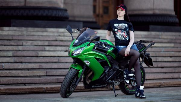 women, model, motorcycle, outdoors, depth of field, T shirt