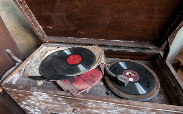 1920x1200 px, vintage, abandoned, cabin, dust, phonographs