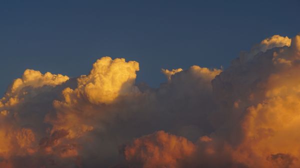 des nuages,le coucher du soleil,la nature