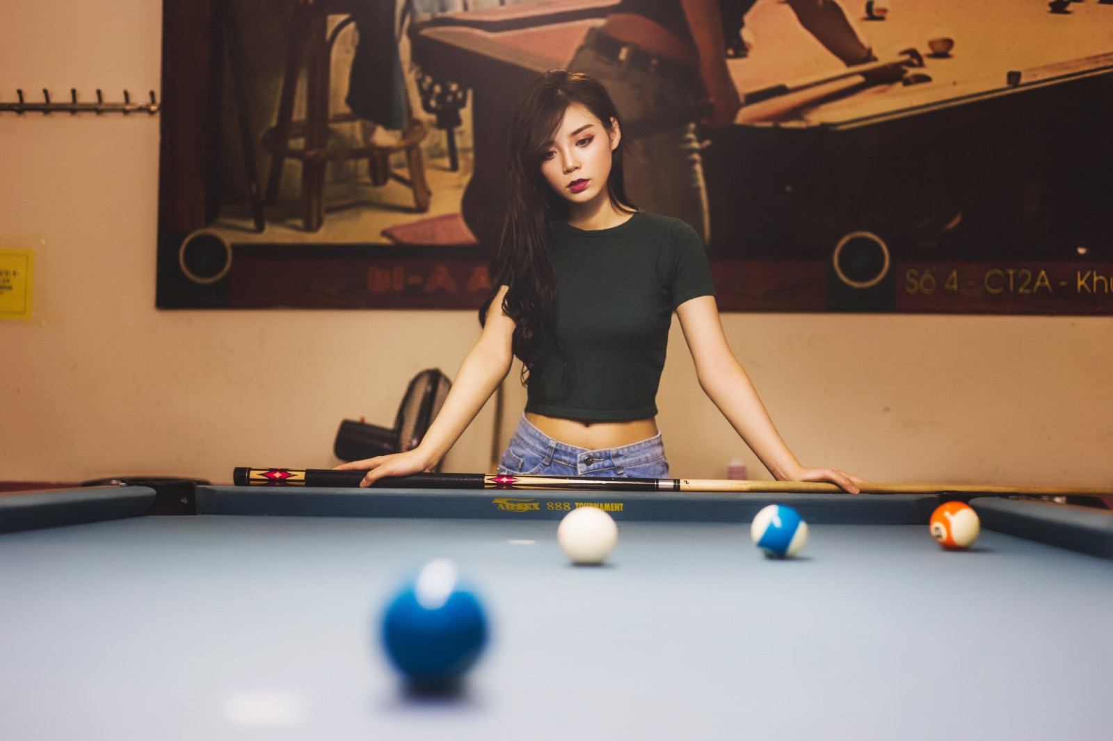 Kadınlar, Model, esmer, uzun saç, Asya, kırmızı ruj, Tişört, Göbek, Bokeh, kot şort, Bilardo masası, bilardo, Pool balls, Bilardo topları, portre, Kapalı alanlarda, Kadınlar kapalı