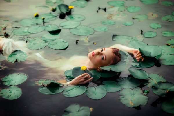 vrouw,redhead,women outdoors,vijver,bruine ogen,zwemmen