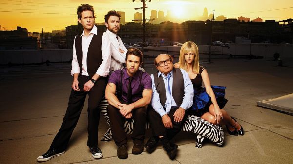 Ini Always Sunny di Philadelphia,Charlie Day,Glenn Howerton,Rob McElhenney,mode,Kaitlin Olson