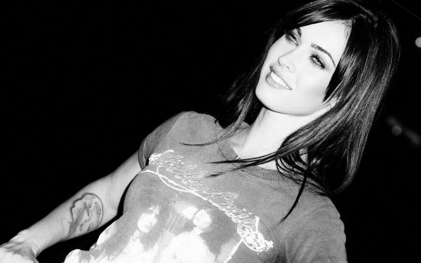 Megan Fox,sourire,tatouage,actrice,celebrity t shirt,noir et blanc