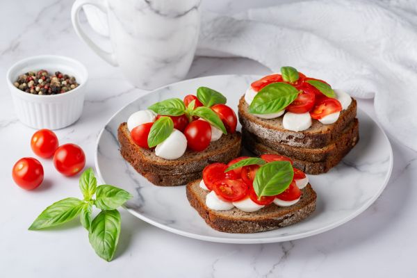 tomater,stilleben,mad,Mozzarella,ristet brød,blade