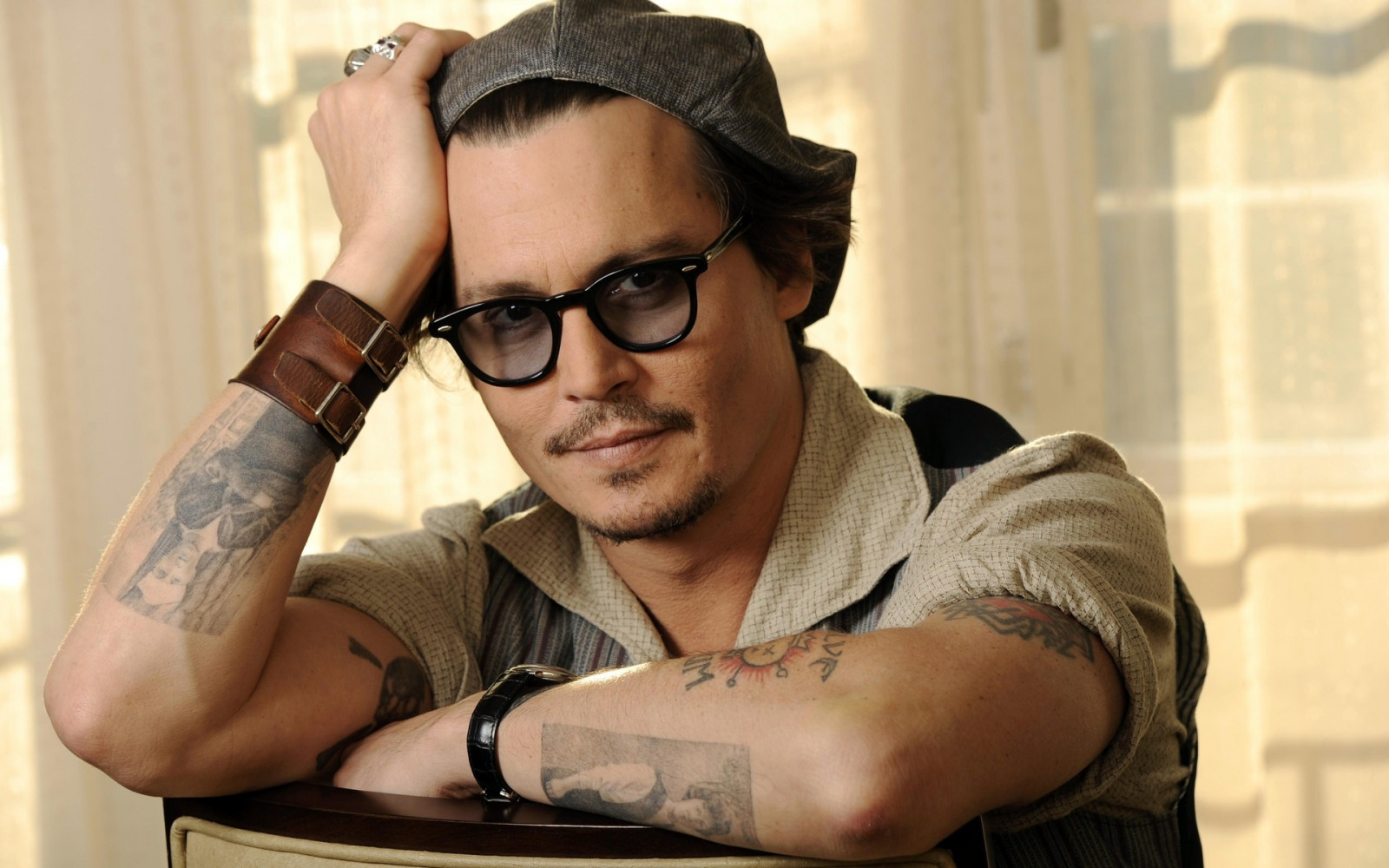 Johnny Depp, Leva ator, homem, tatuagem