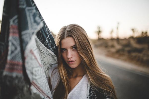 vrouw,blond,blauwe ogen,open mond,kijken naar kijker,bokeh