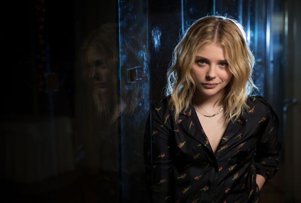 blond,chloe grace moretz,skuespillerinde,kvinder indendørs