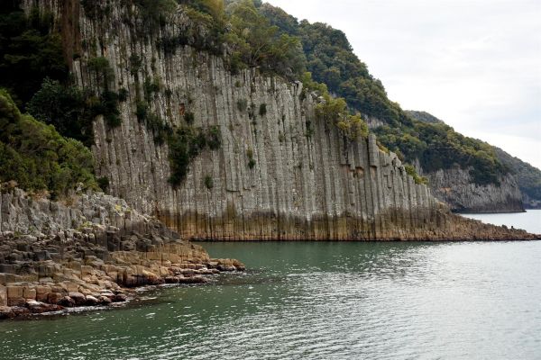 νερό,ουρανός,βουνό,Natural landscape,δέντρο,σύννεφο