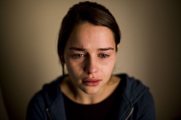 mujer,Emilia Clarke,morena,ojos azules,cara,llorando