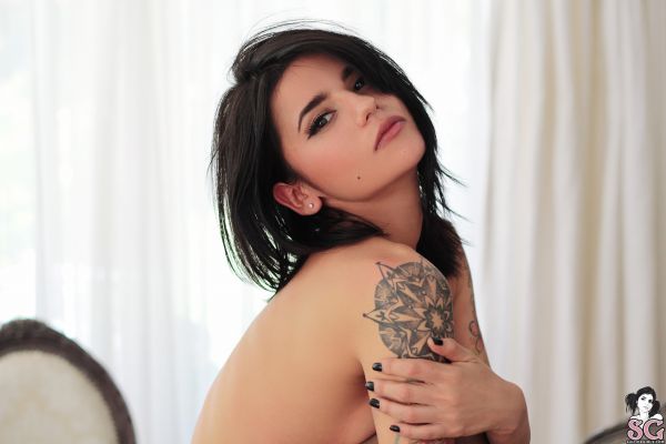 brunetă,model,Ness Suicide,Fetele Suicide,tatuaj,acoperire strategică