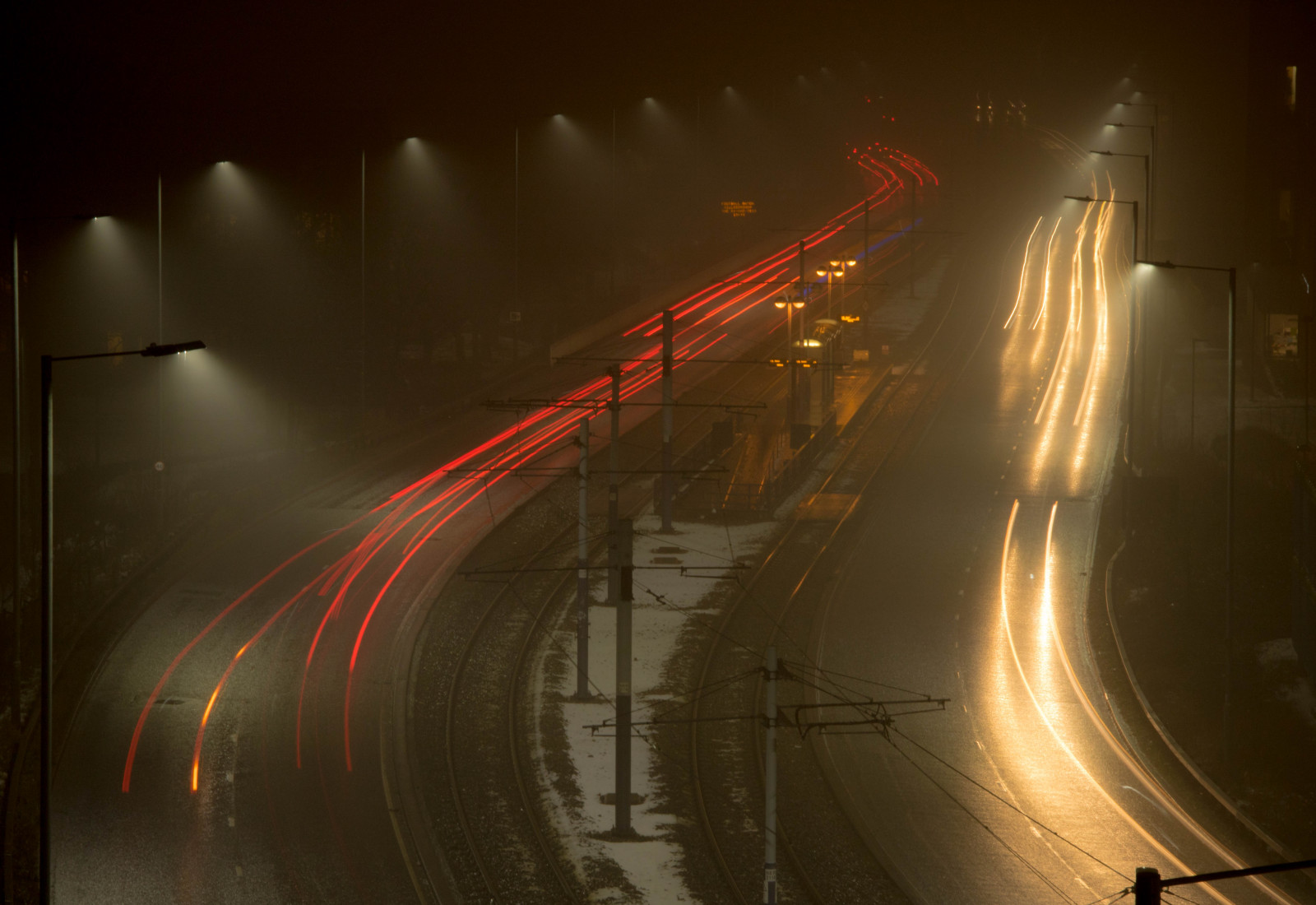 Urbain, longue exposition, route, Phares, voiture, brouillard