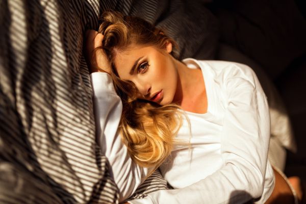 Kvinder,model,portræt,blond,fotografering,i seng