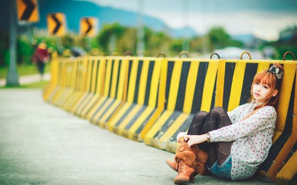 mujer,modelo,asiático,sentado,pelirrojo,al aire libre