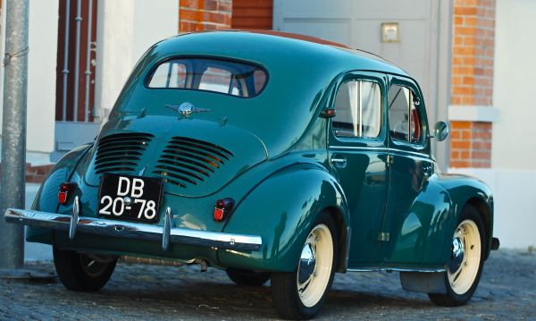 auto,motorvoertuig,renault 4cv,voertuig,oldtimer,klassiek