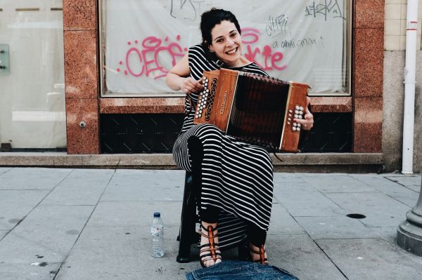 čierna, pouličné, street music, ženy, hudobný nástroj, sediaci