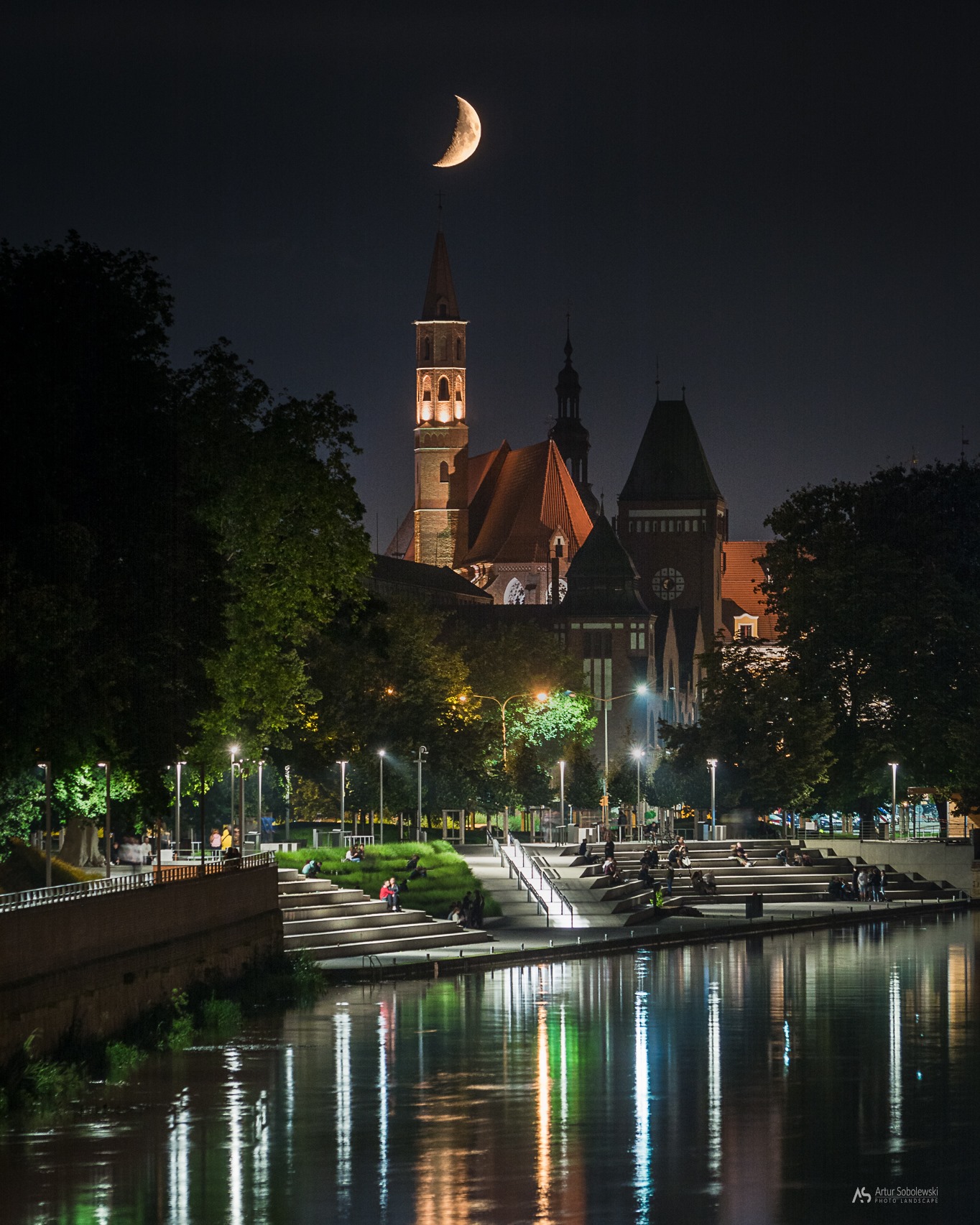 eau, ciel, bâtiment, Lune, lumière, la nature, plante, arbre, éclairage, la tour, architecture, Lac, Cours d'eau, Objet astronomique, minuit, croissant, ville, voie navigable, éclairage public, Zone métropolitaine, obscurité, beauté, espace, réflexion, Événement céleste, pleine lune, Paysage urbain, clair de lune, soir, crépuscule, maison, canal, un événement, nuit, clocher, flèche, Éclairage paysager, luminaire, usage mixte, tourelle, attraction touristique, canal, éclipse lunaire, électricité, rivière