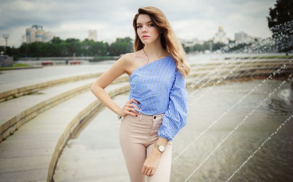 women,blonde,blue eyes,red nails,blue shirt,looking at viewer