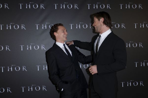 Chris Hemsworth,Tom Hiddleston,aktører,aftensmad,humor