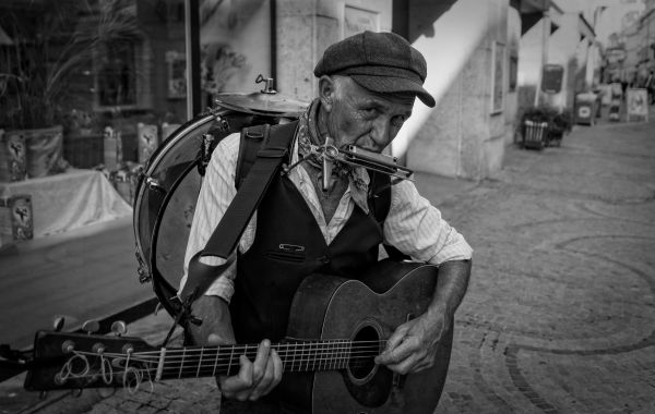 čierna,Monochrome,pouličné,street music,cestné,hudobník