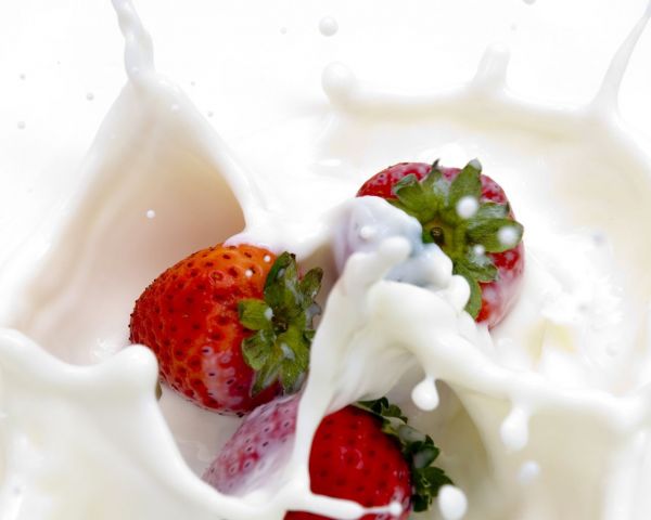 splashes,food,strawberries,whipped cream,Cream,dessert