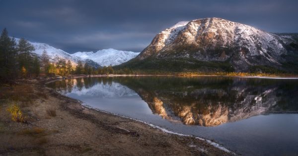 Dağlar,Karlı tepe,kar,Su,Yansıma,Bulutlar