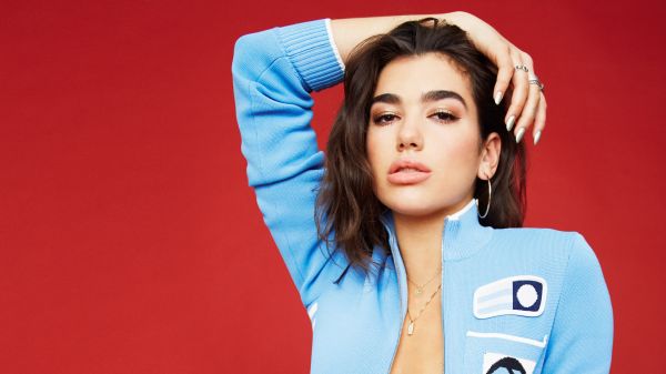 Dua Lipa,osobnost,zpěvák,model,ženy,jednoduché pozadí