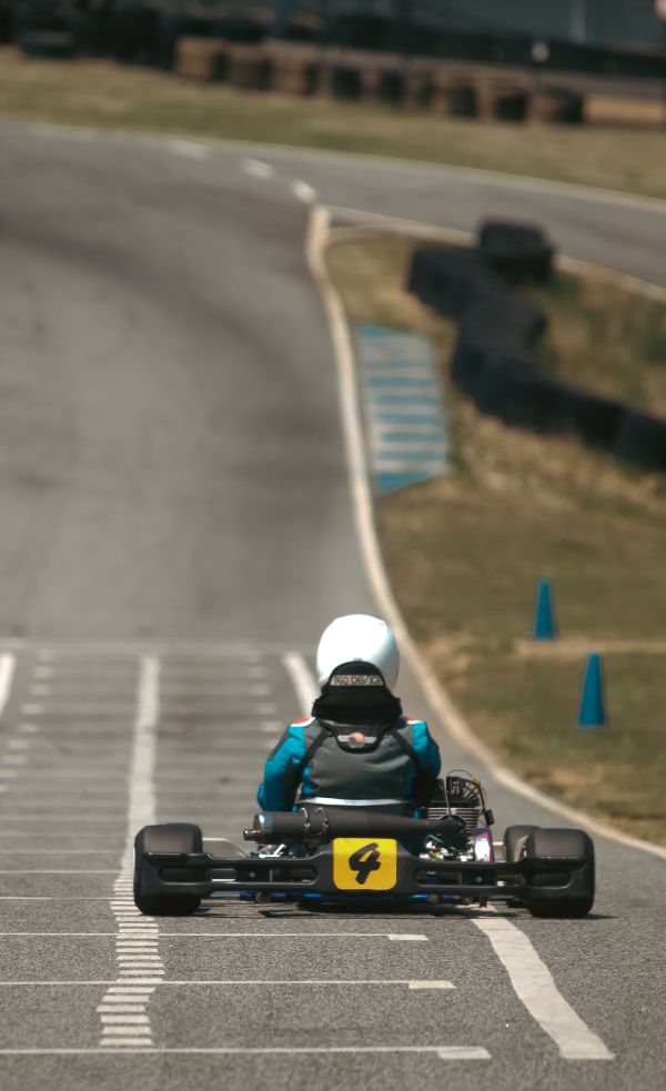 kendaraan,tampilan potret,blurry background,kart,balap