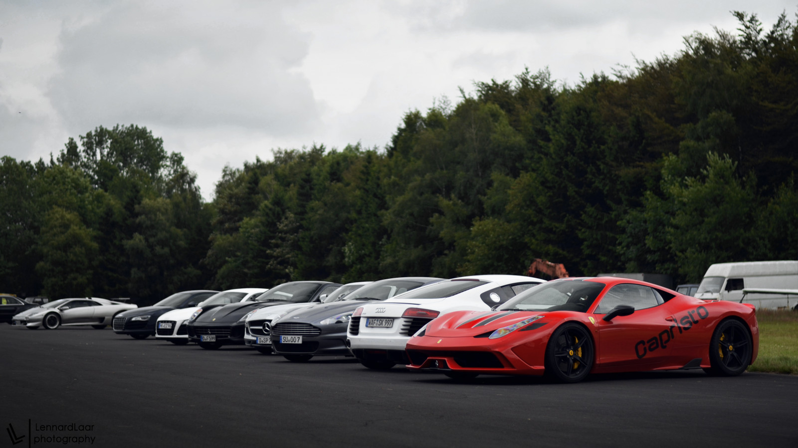 branco, Preto, esporte, Itália, carro, vermelho, veículo, estrada, fotografia, Supercarros, Alemanha, Lamborghini, cinzento, Nikon, DBS, Audi, Carro esportivo, Ferrari, Diablo, Afinação, Corrida, Cupê, Carro desempenho, encontro, Lótus, evento, italiano, alemão, Especial, aeródromo, R8, 2014, AMG, Benz, 500, Nikkor, 50mm, 18, plantar, Italia, roda, Carros, especial, super, V8, atualizar, Aston, Martin, Super-carro, Mercedes, D5100, Mercedesbenz, 458, Veloce, carros desportivos, Desporto motorizado, Carros potting, V10, escape, Sportscar, Esgota, Alemães, Lennard, Laar, Capristo, Automóvel, Lennardlaar, Sv, Lambo, Sls, V12, 599, Combo, Scc, Meinerzhagen, Scc500, Gtb, Fiorano, Veículo terrestre, Design automotivo, Carro de corrida, Veículo de luxo, Cuidado, 599gtb, Diablosv, Supercarsevent2014, sports car racing